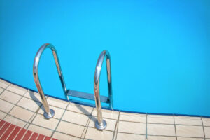Verschiedene Möglichkeiten, um deine Pool-Einstiegsleiter zu montieren - at
